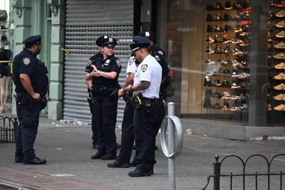 1 man killed, 2 others injured in shooting and slashing at westchester avenue and southern boulevard within the confines of the 41 precinct in the longwood neighborhood of bronx, new york city-stock-foto
