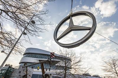 Der Mercedes-Stern vom Bahnhofsturm steht jetzt vor dem Mercedes Museum in Bad Cannstatt. W?hrend der Stuttgarter Haupt-stock-foto
