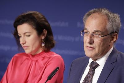 Dorothee B?r, Bundesministerin f?r Forschung, Technologie und Raumfahrt , Sprecher des Bewertungsstrangs Innovation und-stock-foto