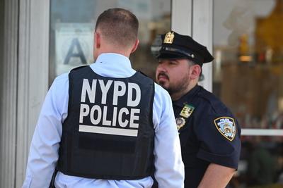 1 man killed, 2 others injured in shooting and slashing at westchester avenue and southern boulevard within the confines of the 41 precinct in the longwood neighborhood of bronx, new york city-stock-foto