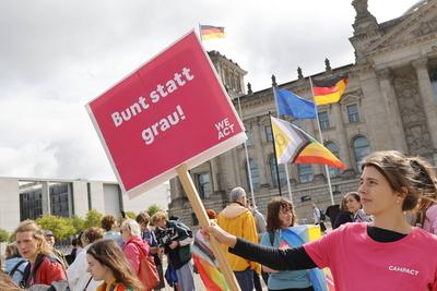 Deutschland, Berlin, Demonstration vor dem Bundestag, Amtsmissbrauch stoppen! Bunt statt grau: Die Regenbogenfahne am CS-stock-foto