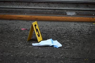 1 man killed, 2 others injured in shooting and slashing at westchester avenue and southern boulevard within the confines of the 41 precinct in the longwood neighborhood of bronx, new york city-stock-foto