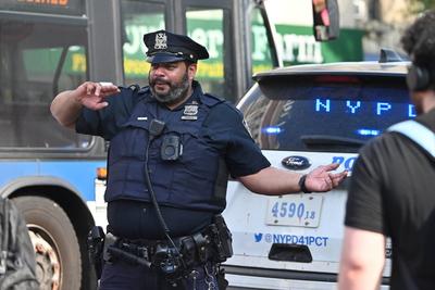 1 man killed, 2 others injured in shooting and slashing at westchester avenue and southern boulevard within the confines of the 41 precinct in the longwood neighborhood of bronx, new york city-stock-foto