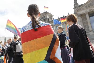 Deutschland, Berlin, Demonstration vor dem Bundestag, Amtsmissbrauch stoppen! Bunt statt grau: Die Regenbogenfahne am CS-stock-foto