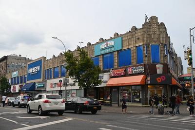 1 man killed, 2 others injured in shooting and slashing at westchester avenue and southern boulevard within the confines of the 41 precinct in the longwood neighborhood of bronx, new york city-stock-foto