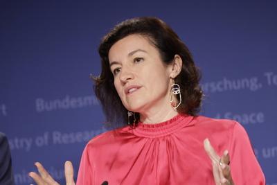 Dorothee B?r, Bundesministerin f?r Forschung, Technologie und Raumfahrt , Deutschland, Berlin, Pressekonferenz BM in B?r-stock-foto