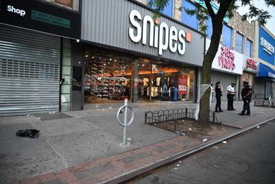 1 man killed, 2 others injured in shooting and slashing at westchester avenue and southern boulevard within the confines of the 41 precinct in the longwood neighborhood of bronx, new york city-stock-foto