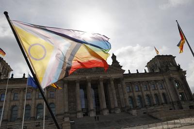 Deutschland, Berlin, Demonstration vor dem Bundestag, Amtsmissbrauch stoppen! Bunt statt grau: Die Regenbogenfahne am CS-stock-foto