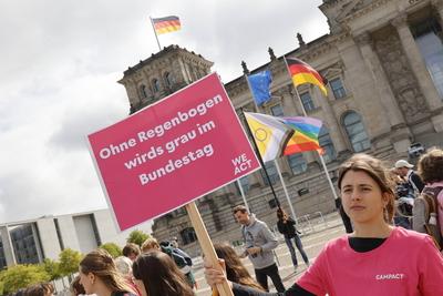 Deutschland, Berlin, Demonstration vor dem Bundestag, Amtsmissbrauch stoppen! Bunt statt grau: Die Regenbogenfahne am CS-stock-foto