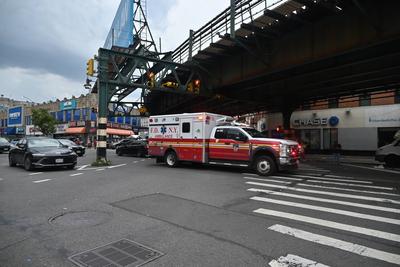 1 man killed, 2 others injured in shooting and slashing at westchester avenue and southern boulevard within the confines of the 41 precinct in the longwood neighborhood of bronx, new york city-stock-foto