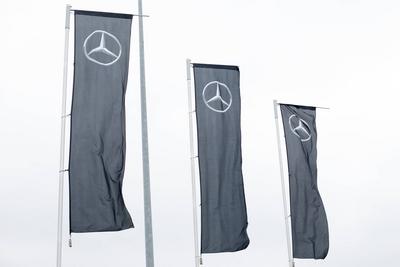 Fahnen mit dem Mercedes-Stern vor einem Autohaus Themenbild, Symbolbild, Mercedes, 10.05.18 Solingen NRW Deutschland **-stock-foto