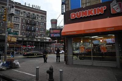 1 man killed, 2 others injured in shooting and slashing at westchester avenue and southern boulevard within the confines of the 41 precinct in the longwood neighborhood of bronx, new york city-stock-foto
