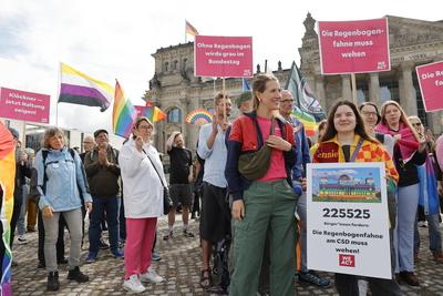 Deutschland, Berlin, Demonstration vor dem Bundestag, Amtsmissbrauch stoppen! Bunt statt grau: Die Regenbogenfahne am CS-stock-foto