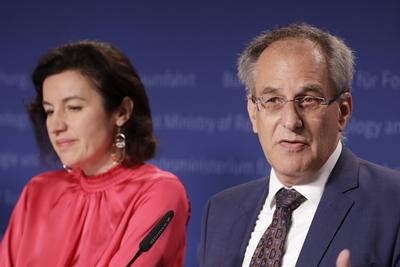 Dorothee B?r, Bundesministerin f?r Forschung, Technologie und Raumfahrt , Sprecher des Bewertungsstrangs Innovation und-stock-foto