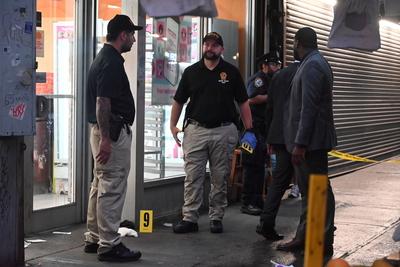 1 man killed, 2 others injured in shooting and slashing at westchester avenue and southern boulevard within the confines of the 41 precinct in the longwood neighborhood of bronx, new york city-stock-foto