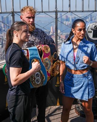 Katie Taylor e Amanda Serrano iniciam a semana da luta da trilogia no Empire State Building-stock-foto