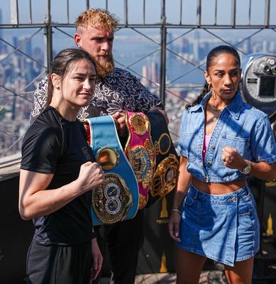 Katie Taylor e Amanda Serrano iniciam a semana da luta da trilogia no Empire State Building-stock-foto