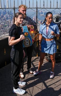 Katie Taylor e Amanda Serrano iniciam a semana da luta da trilogia no Empire State Building-stock-foto