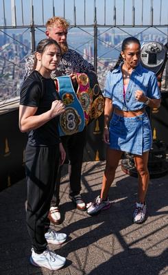 Katie Taylor e Amanda Serrano iniciam a semana da luta da trilogia no Empire State Building-stock-foto