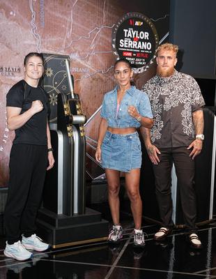 Katie taylor and amanda serrano kick off trilogy fight week at empire state building-stock-foto