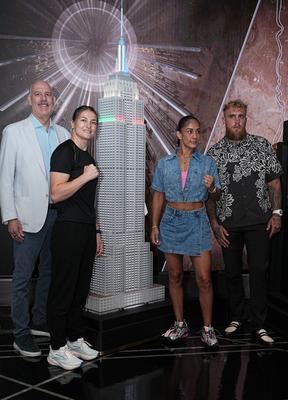 (new) amanda serrano and katie taylor kick off trilogy fight week at empire state building. July 8, 2025, new york, usa:-stock-foto