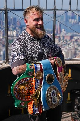Katie taylor and amanda serrano kick off trilogy fight week at empire state building-stock-foto