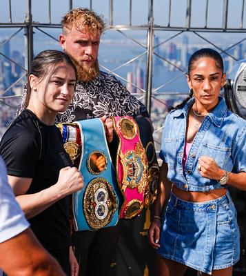 Katie Taylor e Amanda Serrano iniciam a semana da luta da trilogia no Empire State Building-stock-foto