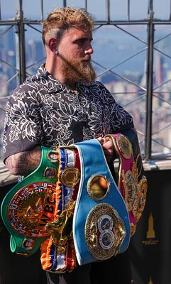 Katie taylor and amanda serrano kick off trilogy fight week at empire state building-stock-foto