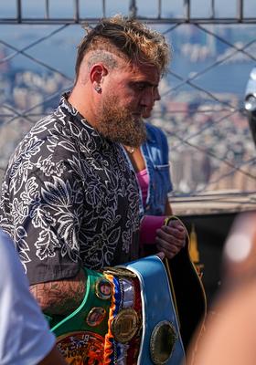 Katie taylor and amanda serrano kick off trilogy fight week at empire state building-stock-foto