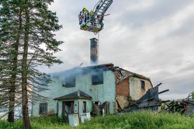 Feuerwehren r?cken zu Geb?udebrand aus ? Feuerwehr kam erst aus Waldbrandgebiet wieder zur?ck in die Heimat-stock-photo
