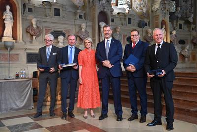 Aushaendigung  Bayerischer Verdienstorden-stock-foto