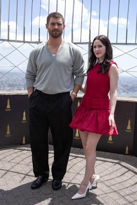 As estrelas do Superman iluminaram o Empire State Building com os melhores amigos da Animal Society-stock-foto