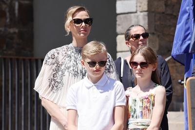 La famille princi?re de Monaco en visite dans le Carlad?s-stock-foto