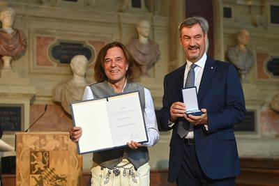 Aushaendigung  Bayerischer Verdienstorden-stock-foto