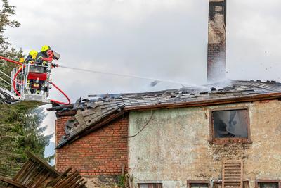Feuerwehren r?cken zu Geb?udebrand aus ? Feuerwehr kam erst aus Waldbrandgebiet wieder zur?ck in die Heimat-stock-photo