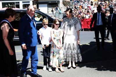 La famille princi?re de Monaco en visite dans le Carlad?s-stock-foto