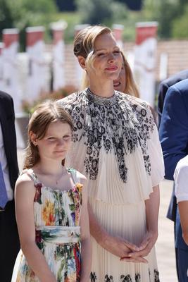 La famille princi?re de Monaco en visite dans le Carlad?s-stock-foto