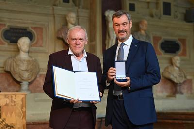 Aushaendigung  Bayerischer Verdienstorden-stock-foto