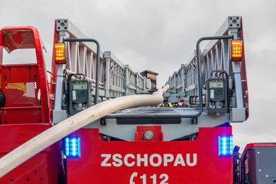 Feuerwehren r?cken zu Geb?udebrand aus ? Feuerwehr kam erst aus Waldbrandgebiet wieder zur?ck in die Heimat-stock-photo