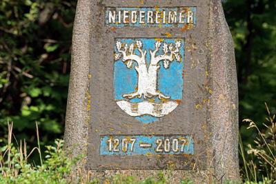 Gedenkstein 800 Jahre Niedereimer, Heimat und Wohnort von Bundeskanzler Friedrich Merz, Niedereimer ist ein Ortsteil von Arnsberg, Juli 2025-stock-foto