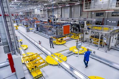 Hochlauf der Hightech-Batteriemontage f?r den neuen vollelektrischen CLAbei der Mercedes-Benz TochterACCUMOTIVE in Kamenz-stock-foto
