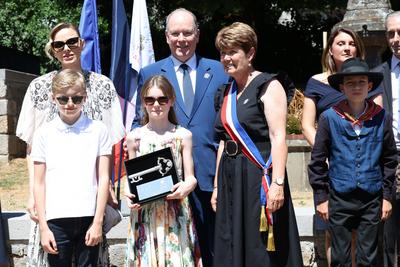 La famille princi?re de Monaco en visite dans le Carlad?s-stock-foto