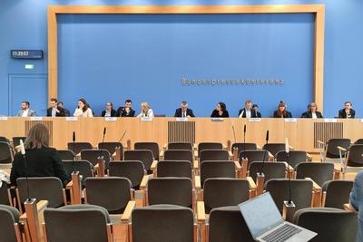 Berlin, Deutschland, 09.07.2025: Bundespressekonferenz: Regierungspressekonferenz: L-R unter anderem: Sebastian G?lde (B-stock-foto