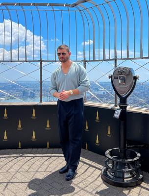 Superman stars lit up empire state building with best friends animal society-stock-foto