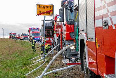 Feuerwehren r?cken zu Geb?udebrand aus ? Feuerwehr kam erst aus Waldbrandgebiet wieder zur?ck in die Heimat-stock-photo