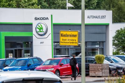 Niedereimer, Heimat und Wohnort von Bundeskanzler Friedrich Merz, Ortseingang mit Autohaus, Niedereimer ist ein Ortsteil von Arnsberg, Juli 2025-stock-foto