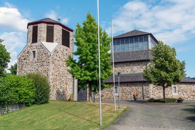 Niedereimer, Heimat und Wohnort von Bundeskanzler Friedrich Merz, katholische Pfarrkirche St. Stephanus, Niedereimer ist ein Ortsteil von Arnsberg, Juli 2025-stock-foto