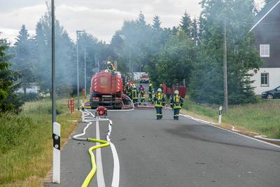 Feuerwehren r?cken zu Geb?udebrand aus ? Feuerwehr kam erst aus Waldbrandgebiet wieder zur?ck in die Heimat-stock-photo