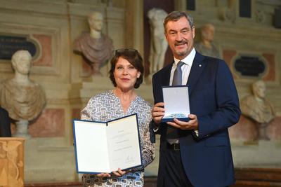 Aushaendigung  Bayerischer Verdienstorden-stock-foto