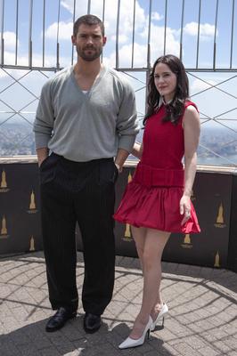 As estrelas do Superman iluminaram o Empire State Building com os melhores amigos da Animal Society-stock-foto